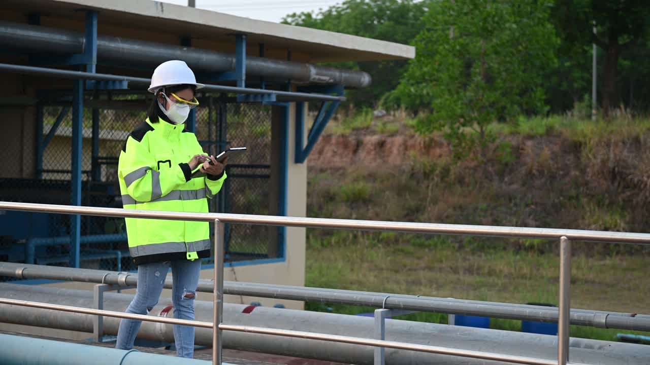 ingenieros ambientales trabajan en plantas de tratamiento de aguas residuales