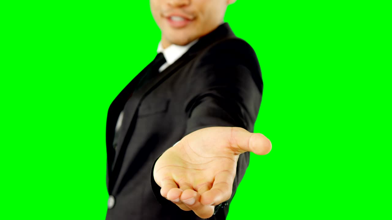 보이지 않는 물체를 들고 있는 척 하는 사업가 4k