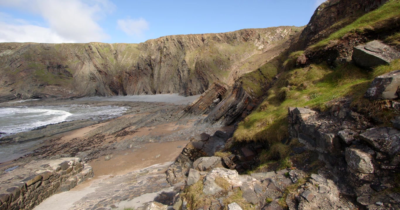 Ripresa panoramica di Eye Cove che guarda verso la baia. Scattata a Hartland Quay, Stoke, Hartland, Bideford