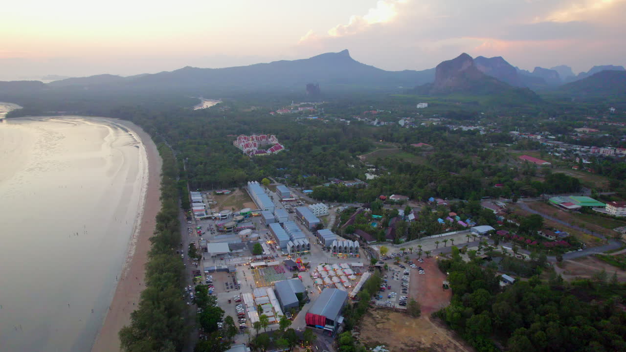 dolly aérea fuera revelando la costa de ao nang y el mercado al atardecer