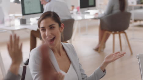 gente de negocios feliz celebrando el éxito en la sala de juntas disfrutando de la victoria corporativa colegas de alto cinco en la presentación de la oficina