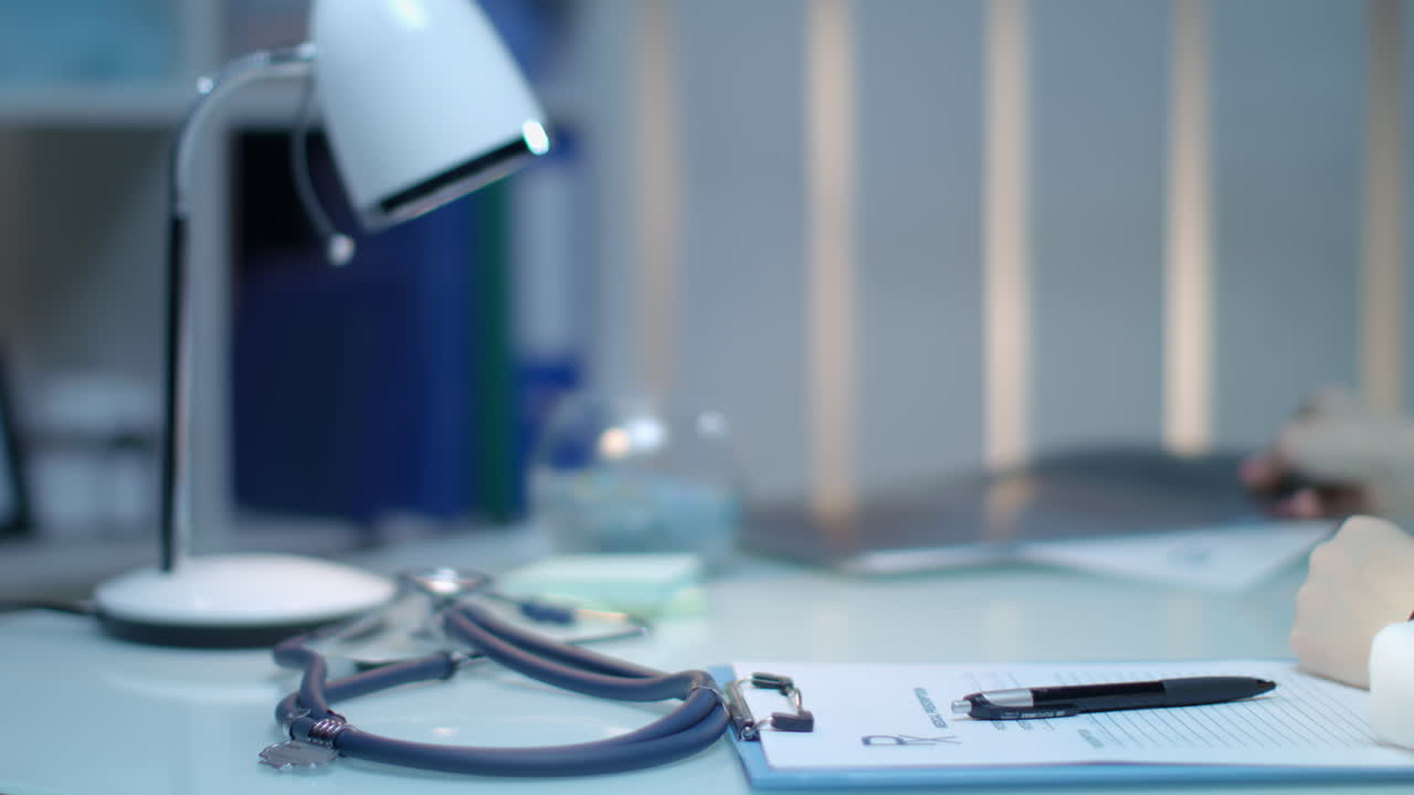 Mano di dottoressa che tiene una radiografia. Diagnostica medica nell'ambulatorio del medico.
