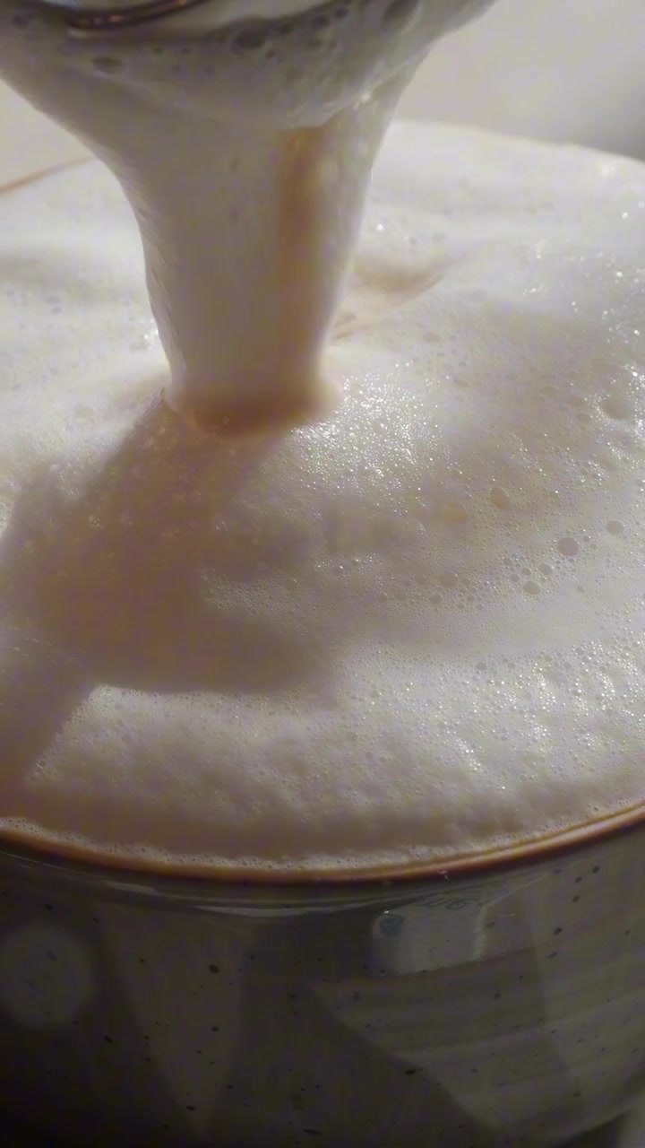 Primer Plano de Cuchara Removiendo Espuma de Leche Espesa en Café
