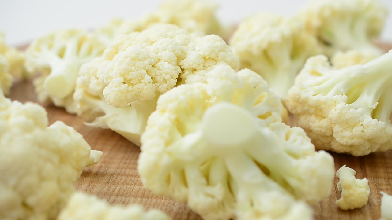 Cavolfiore su una tavola. Riprese in movimento