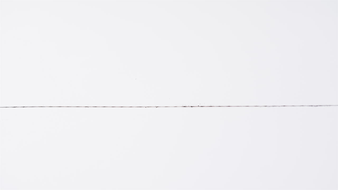 백색 배경 에 연필 로 그린 선 의 클로즈 업, 슬로우 모션 에서 복사 공간