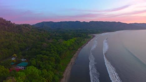 Atemberaubender-Farbenfroher-Sonnenuntergang-über-Einem-Leeren-Strand-In-Der-Ballena-Bay-In-Costa-Rica-In-Einer-Ruhigen-Sommernacht,-Während-Sich-Kleine-Rollende-Wellen-Dem-Tropischen-Sandstrand-Nähern