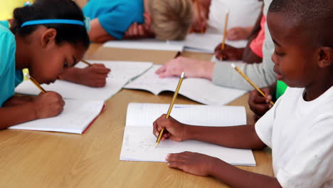 Alumnos-Dibujando-En-Libretas-Durante-La-Clase