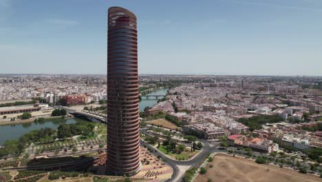 drone volando sobre el famoso río guadalquivir en el centro de la ciudad de sevilla