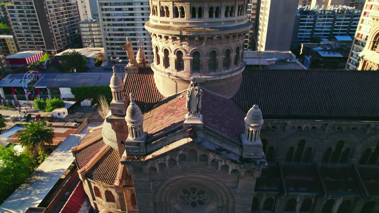 칠레 산티아고 의 사크라멘티노스 교회 에 있는 동상 의 세부적 인 공중  ⁇ 도