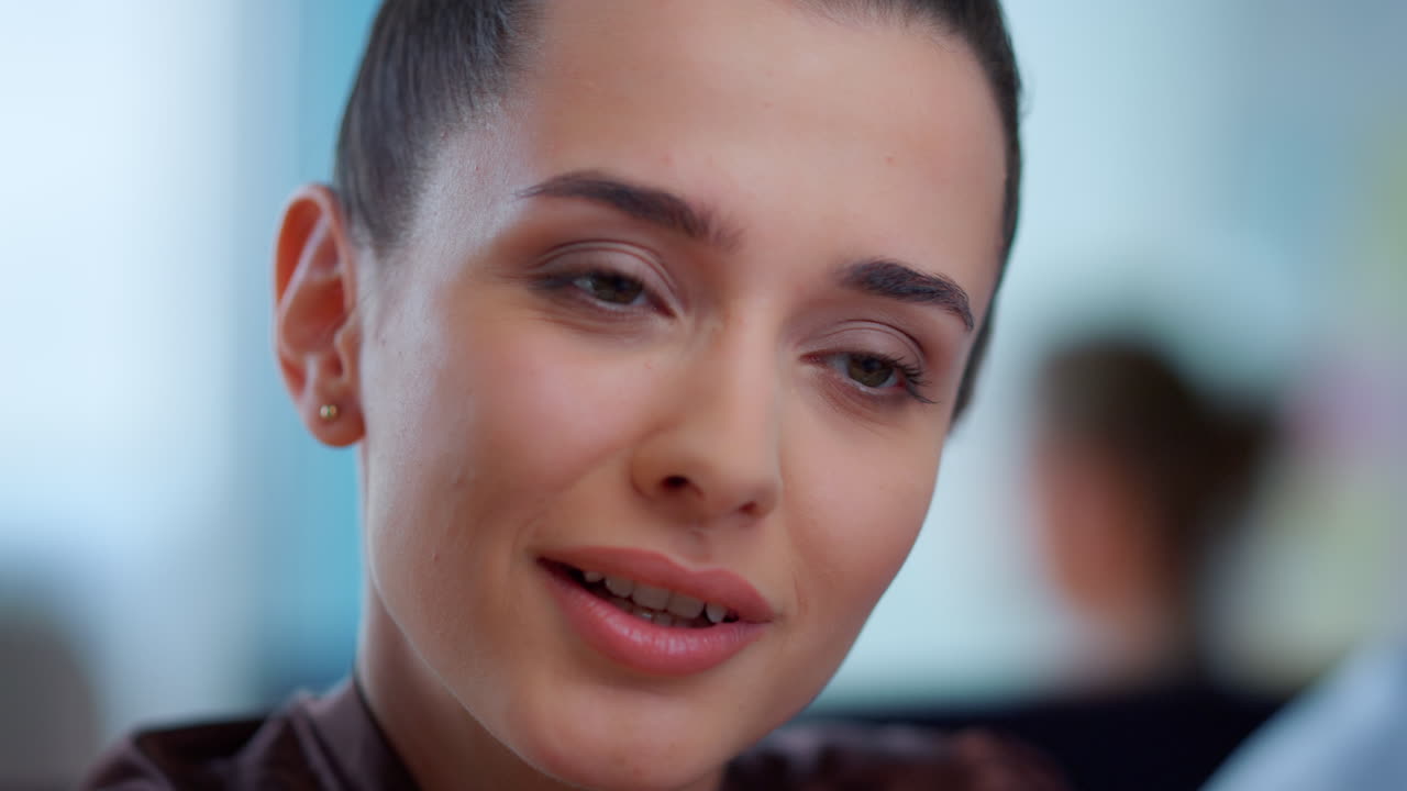 mujer de negocios hablando durante una entrevista de trabajo en video. video chat en línea ejecutivo