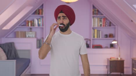 hombre indio sikh enfermo usando un termómetro para comprobar la fiebre