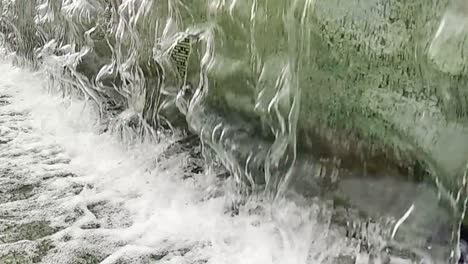 primeros planos o gotas de agua de fuente a una pequeña piscina en la ciudad