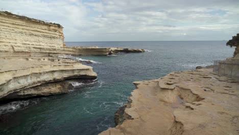 Mar-Mediterráneo-En-La-Playa-De-Piedra-De-La-Piscina-De-San-Pedro-Rodeada-De-Empinadas-Colinas-De-Piedra-Caliza