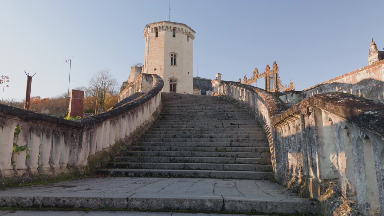 Scalini in pietra conducono a un sereno e storico castello a Saint-Aignan