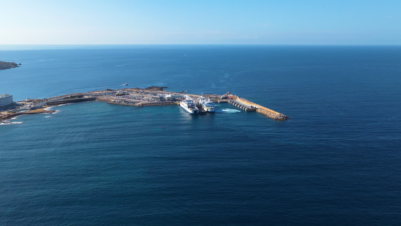 Volando verso il porto di Mgarr sull'isola di Gozo a Malta. Ripresa aerea con drone
