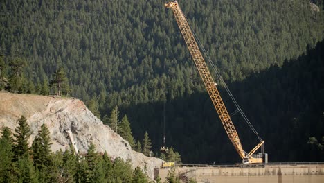 Se-Está-Utilizando-Una-Gran-Grúa-Industrial-Naranja-En-Un-Sitio-De-Construcción