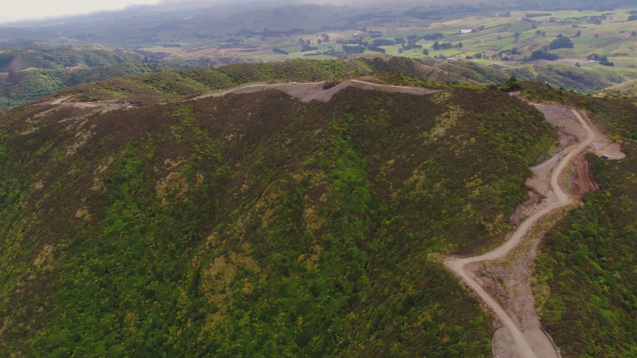 construcción de carreteras escarpadas en la cima de la colina con vehículos en movimiento