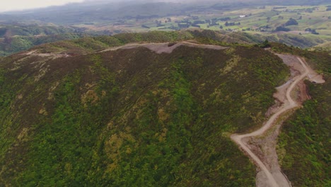 Escarpada-Construcción-De-Carreteras-En-La-Cima-De-Una-Colina-Con-Vehículos-En-Movimiento