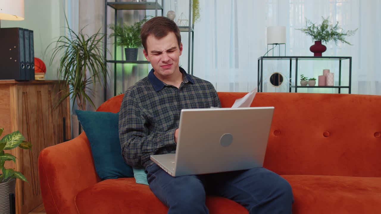 adolescente estresado mirando a la deuda bancaria no pagada préstamo, haciendo papeleo, planificación del presupuesto, lanza facturas