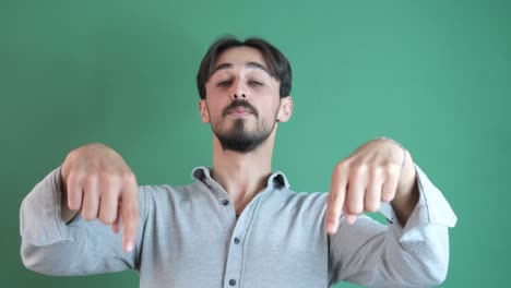 señalando con los dedos hacia abajo
