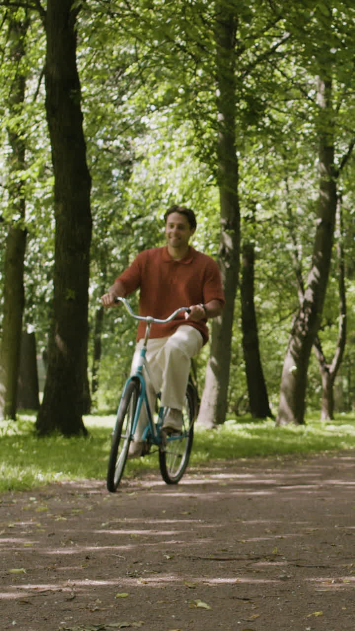 personas en bicicleta en el parque