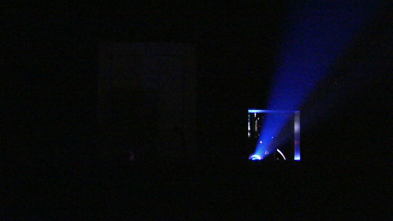la luz brilla desde un proyector en un teatro oscuro 2
