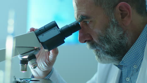 científico usando un microscopio