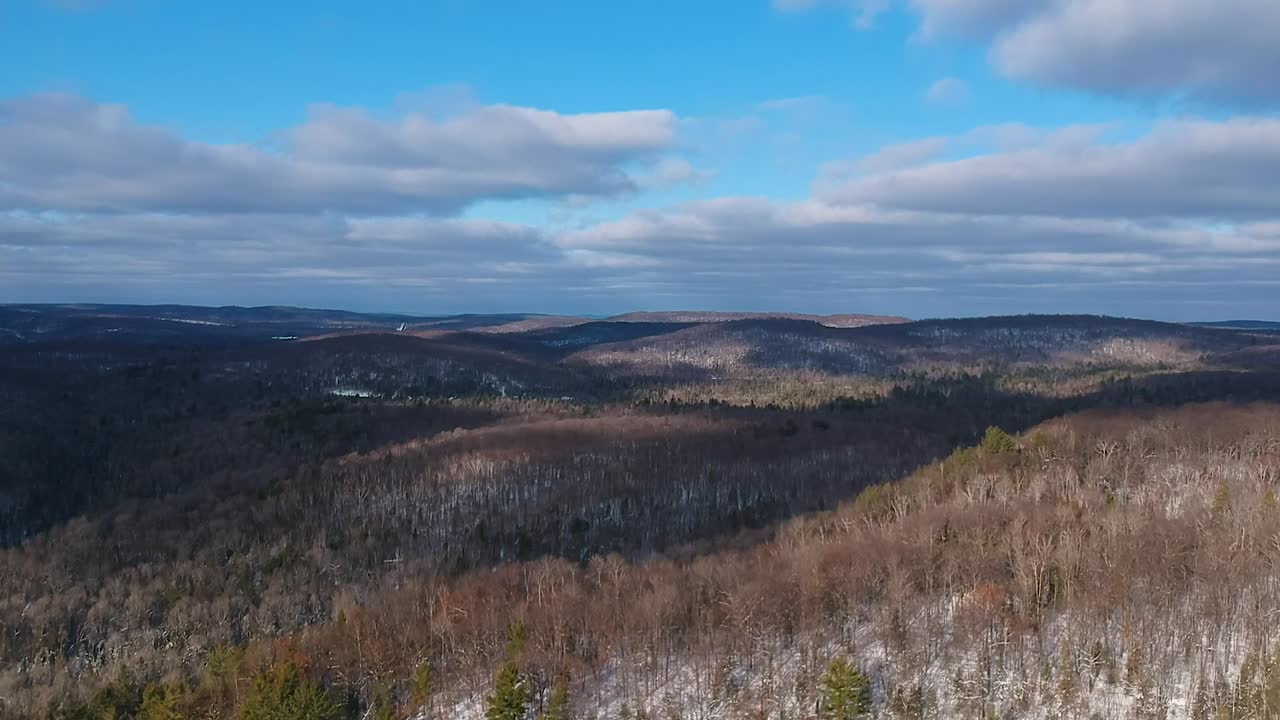 Droneoptagelse af et smukt vinterlandskab med sne i landdistrikterne i Ontario, Canada.