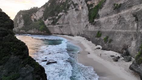 varón caminando por una playa de arena blanca y agua turquesa