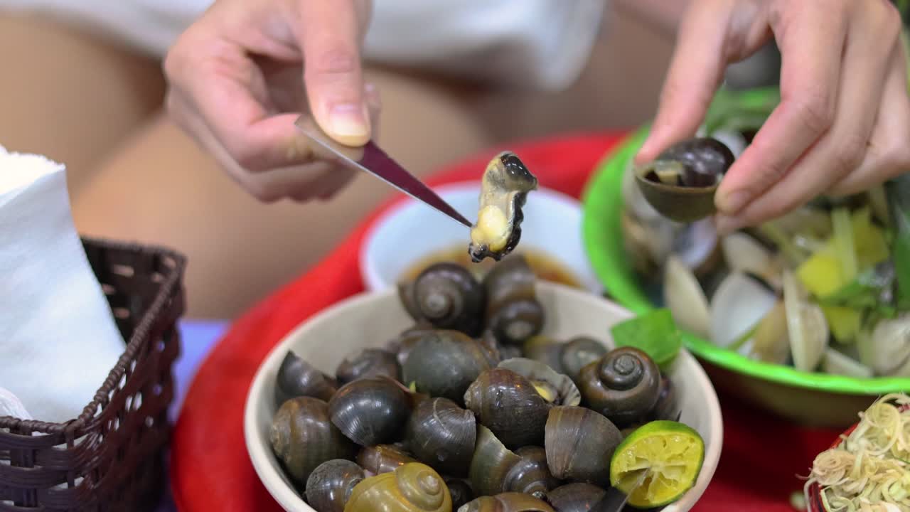 손으로 칼로 조개를 어내는 방법