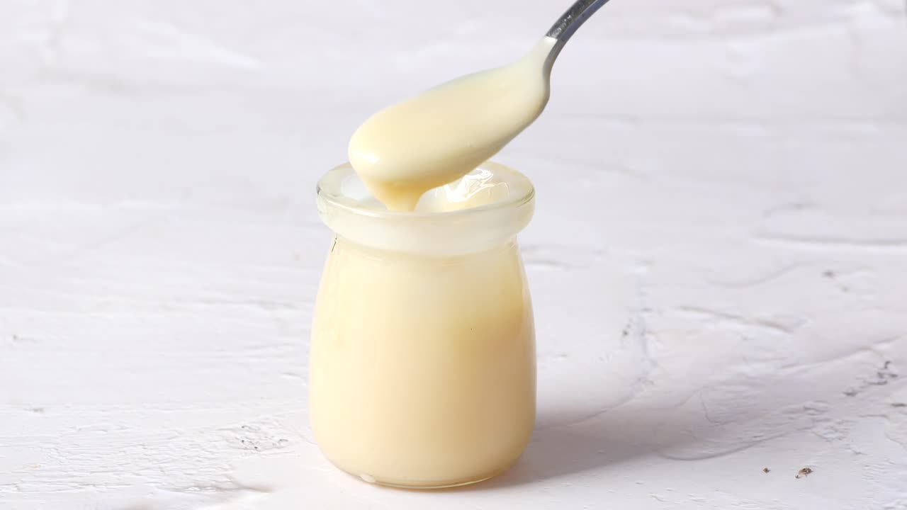 Latte condensato in una ciotola da vicino