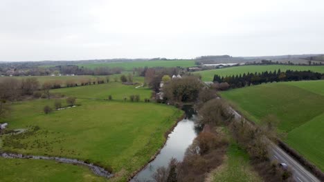 Un-Dron-Descendiendo-Disparó-A-Lo-Largo-Del-Río-Stour-En-Chartham-Village