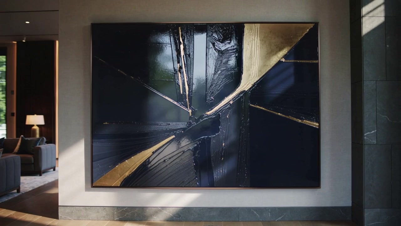 La telecamera si allontana, con la luce del sole che proietta raggi, rivelando un'opera d'arte nell'atrio e un salone con striature dorate.