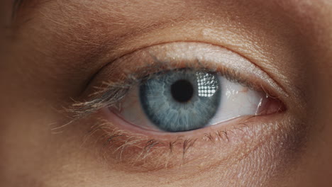 Makroschönheit-Menschliches-Auge-öffnend-Blinkend-Schöne-Blaue-Iris-Aus-Nächster-Nähe