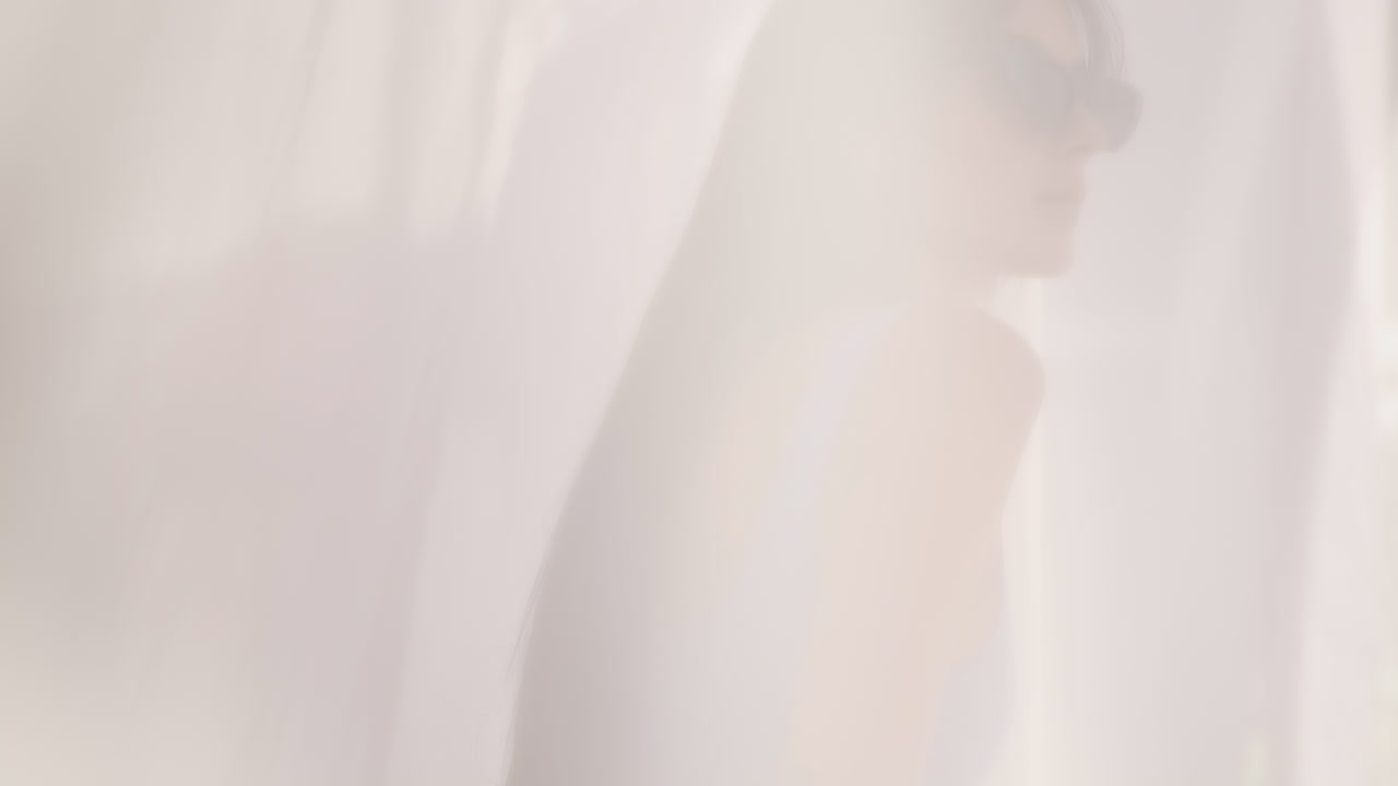 해변에서 머리카락으로 놀고 있는 갈색 소녀.