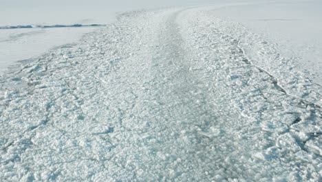 Crushed-Ice-Schifffahrtsroute,-Die-Von-Einem-Eisbrecherschiff-In-Der-Arktis-Erstellt-Wurde,-Aus-Der-Luft