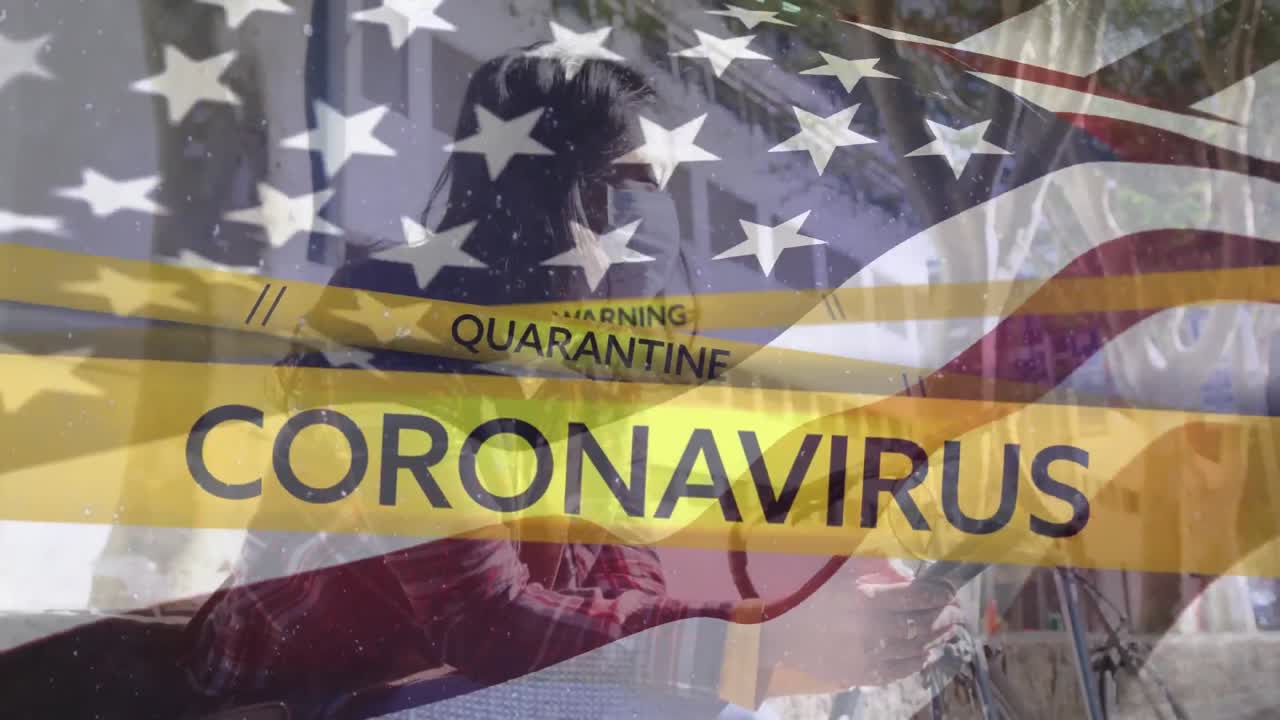 cintas amarillas de la policía y la bandera de los estados unidos ondeando contra una mujer con máscara facial usando un teléfono inteligente