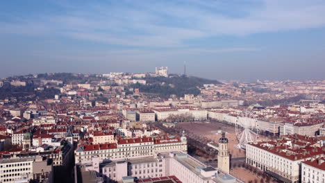 Drone-Volando-Sobre-El-Viejo-Paisaje-Urbano-De-Lyon-Hacia-El-Mirador-De-Fourviere-Notre-Dame-Hill-En-Un-Día-Soleado