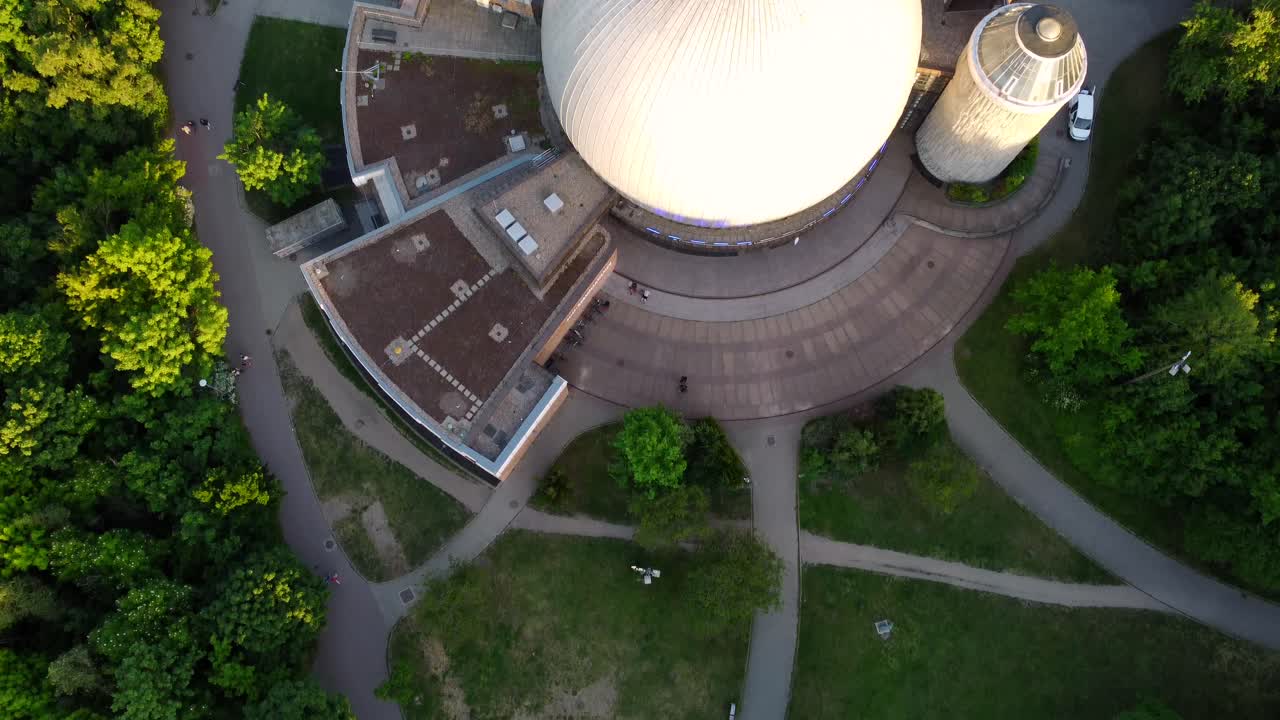 bürgeramt prenzlauer berg directamente en el planetario zeiss vuelo de vista aérea suave inclinar lentamente hacia arriba imágenes de drones de berlín prenzlauer allee verano de 2022