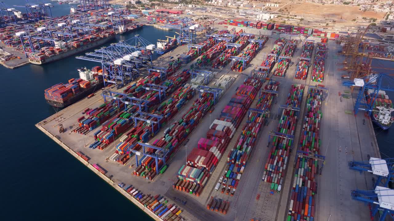 Porto industriale con gru a portale e container ad Atene