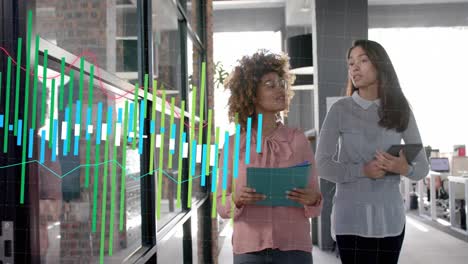 gráficos de procesamiento de datos sobre diversas mujeres de negocios ocasionales hablando en el pasillo de la oficina