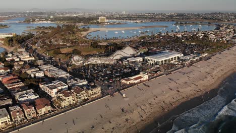 toma de dron de la bahía de la misión en san diego, california, con la infame montaña rusa gigante del parque belmont