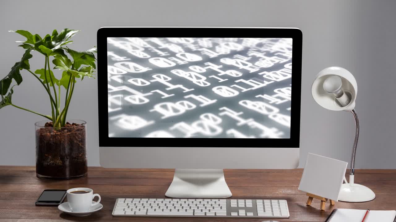 나무 테이블 위의 컴퓨터 화면에서 이진 코딩 데이터 처리의 디지털 구성