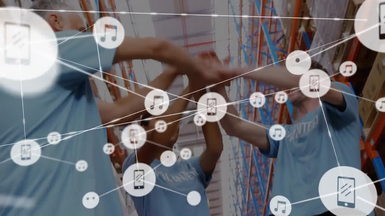 3명의 다양한 자원봉사자들이 창고에서 손을 함께 쌓고 있는 디지털 아이콘의 애니메이션