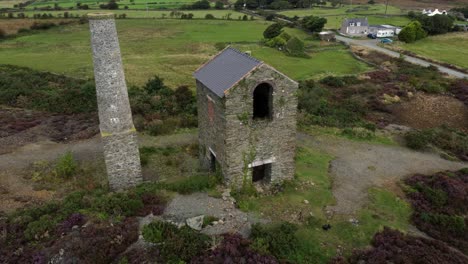 montaña parys chimenea de ladrillos abandonados molino de minería de cobre ruina de piedra vista aérea tirando hacia atrás