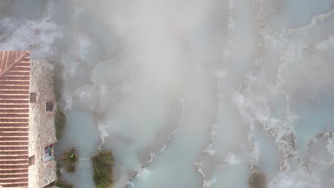 Heißer-Dampfgasdampf,-Der-Aus-Der-Blauen-Wasserquelle-Im-Ländlichen-Italien-Aufsteigt,-Touristenziel,-Von-Oben-Nach-Unten