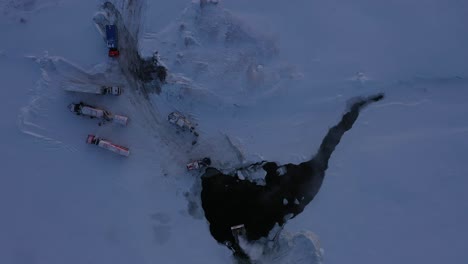 equipo especial en el estacionamiento en la tundra