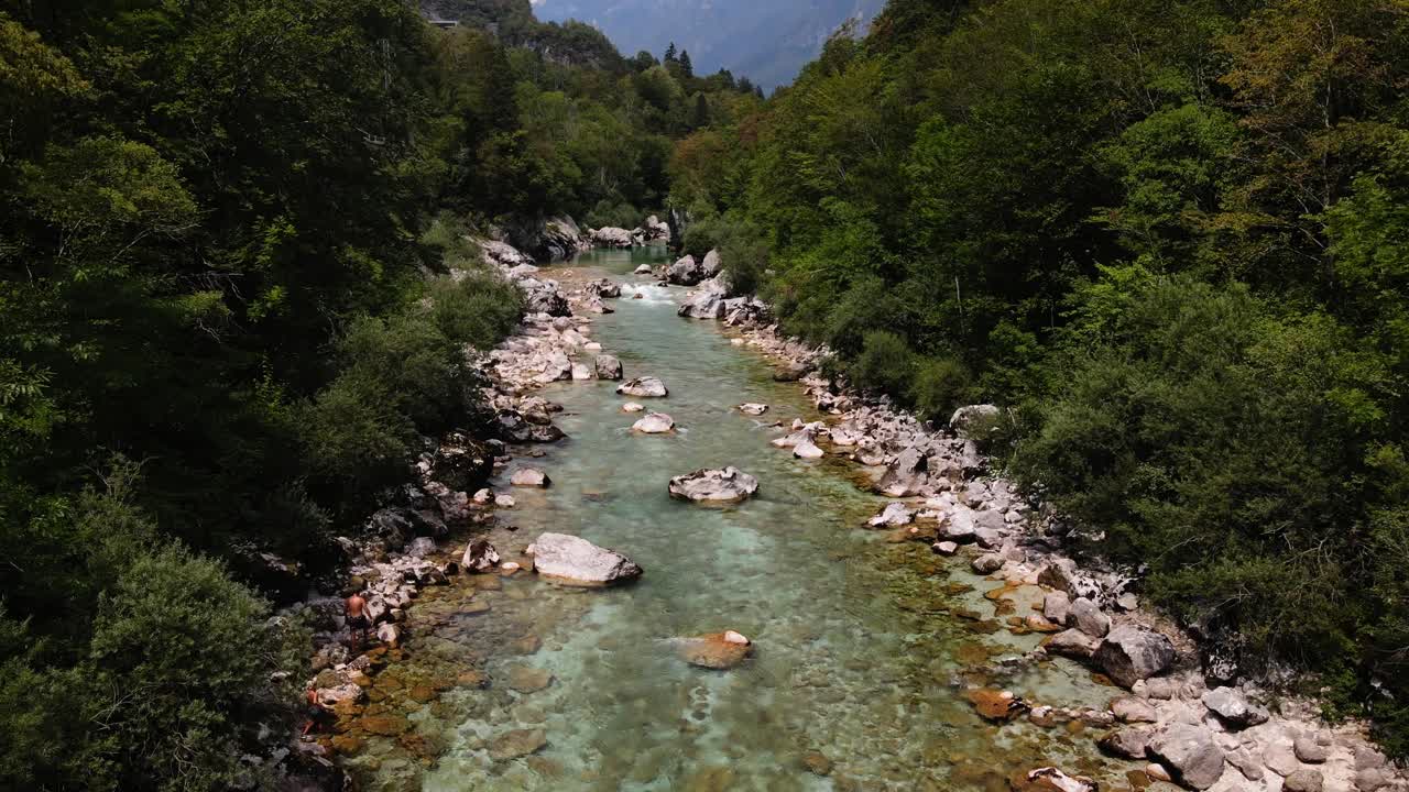 una hermosa foto tomada con un dron del río soča en eslovenia