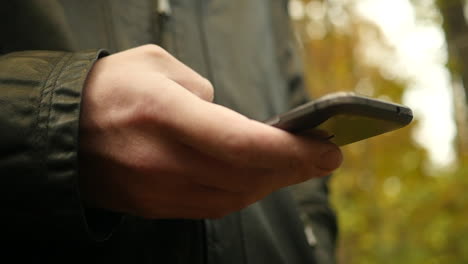 Mann-Auf-Smartphone-Draußen