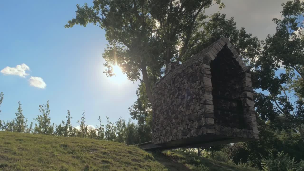 volando alrededor de una cabina flotante